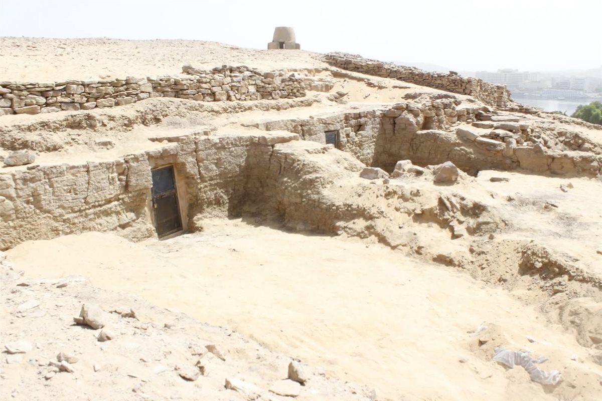 اكتشاف ثلاث مقابر أثرية