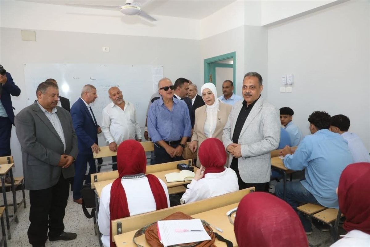 تفقد المحافظ الفصول الدراسية