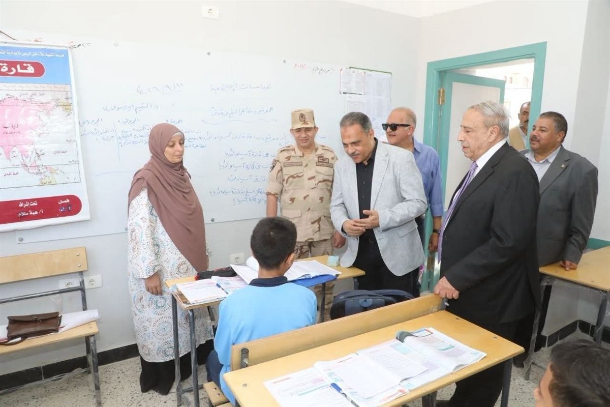 تفقد محافظ الشرقية فصول المدرسة