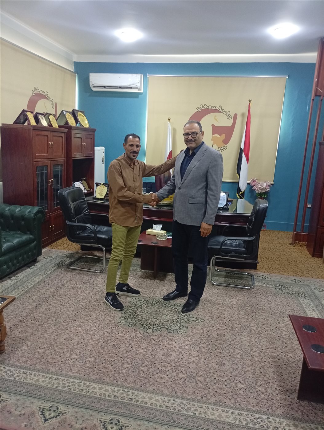 عميد كلية طب سوهاج مع أحمد سالم بعد نهاية الحوار&nbsp;