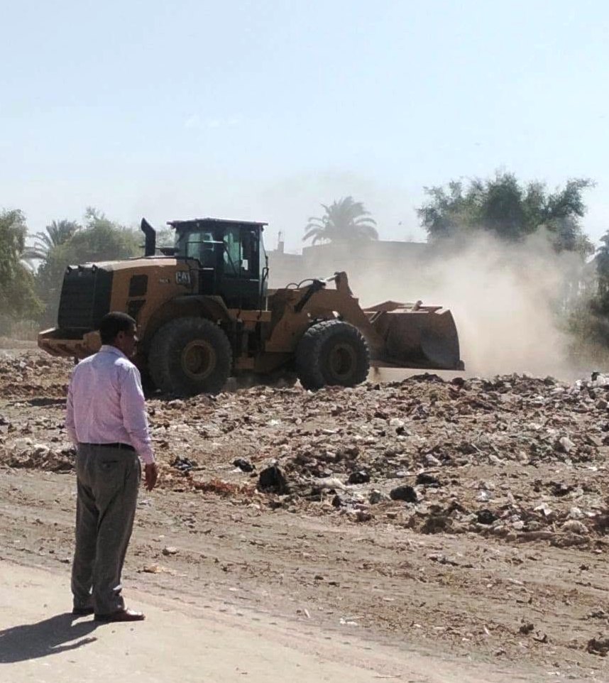 معدات المجلس المحلي بمدينة جهينهة اثناء التمهيد&nbsp;