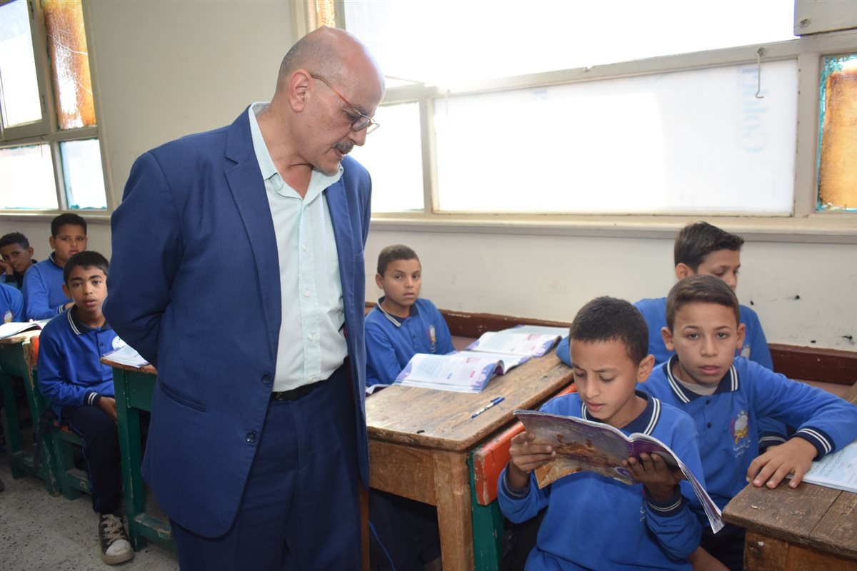 متابعة القراءة لطلاب اثناء الجولة