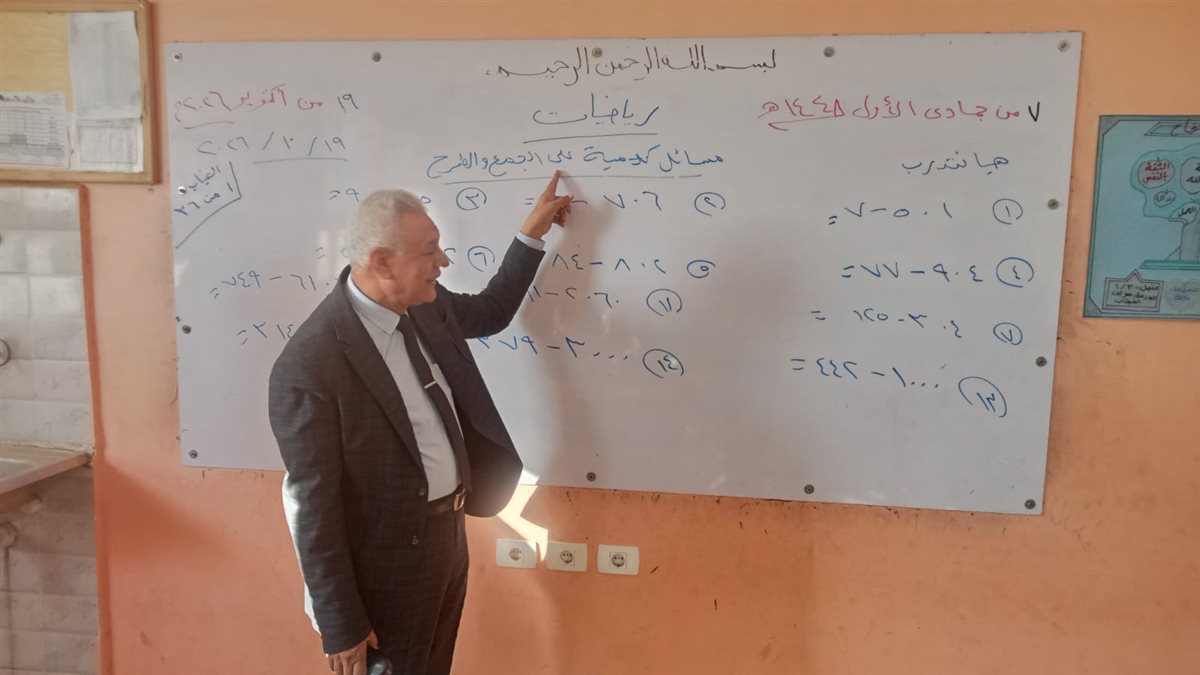 حسن خلف يختبر الطلاب