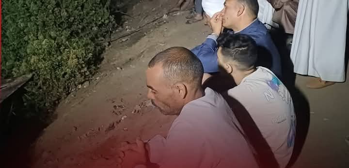 أب ينتظر خروج جثامين أبنائه وزوجته