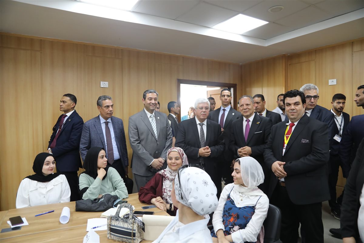 وزير التعليم العالي يفتتح عددًا من المشروعات التعليمية والصحية بجامعة دمياط