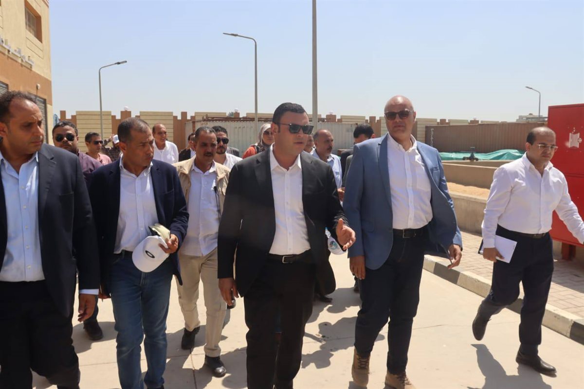 وزير الإسكان ومحافظ القليوبية يتابعان ملفات مياه الشرب والصرف الصحي ميدانيًا