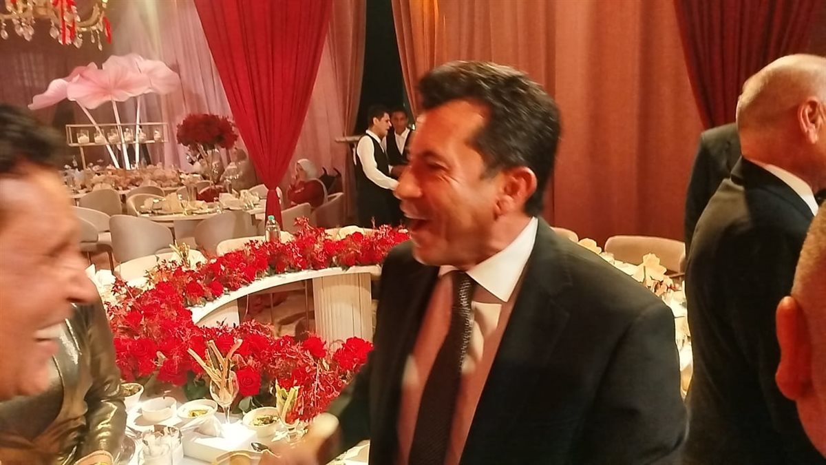 وزير الشباب ومحافظ القاهرة يشاركان محمد فؤاد فرحة زفاف ابنته بسملة