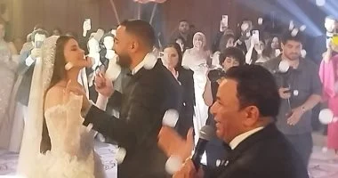 محمد فؤاد يهدي ابنته أغنية