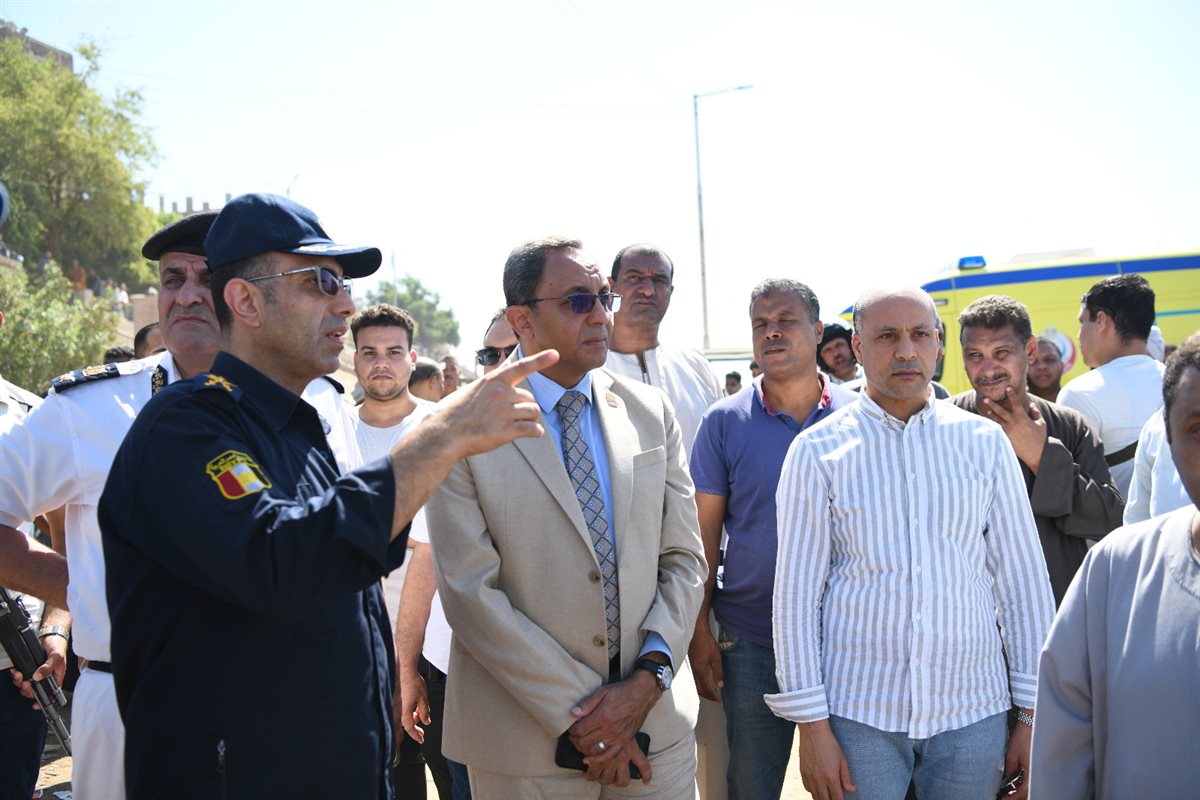 محافظ قنا في مكان الحادث