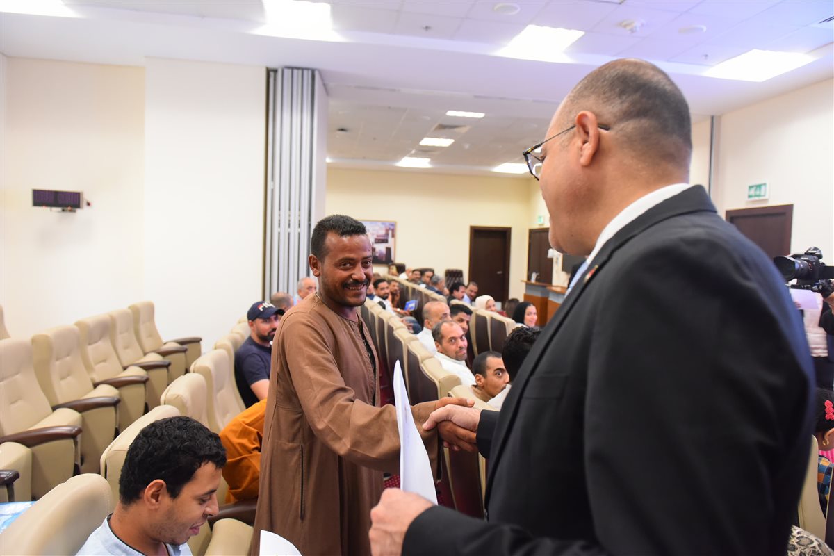 وزير العمل يُسلم عقود جديدة لذوي همم بالقاهرة لدمجهم في السوق
