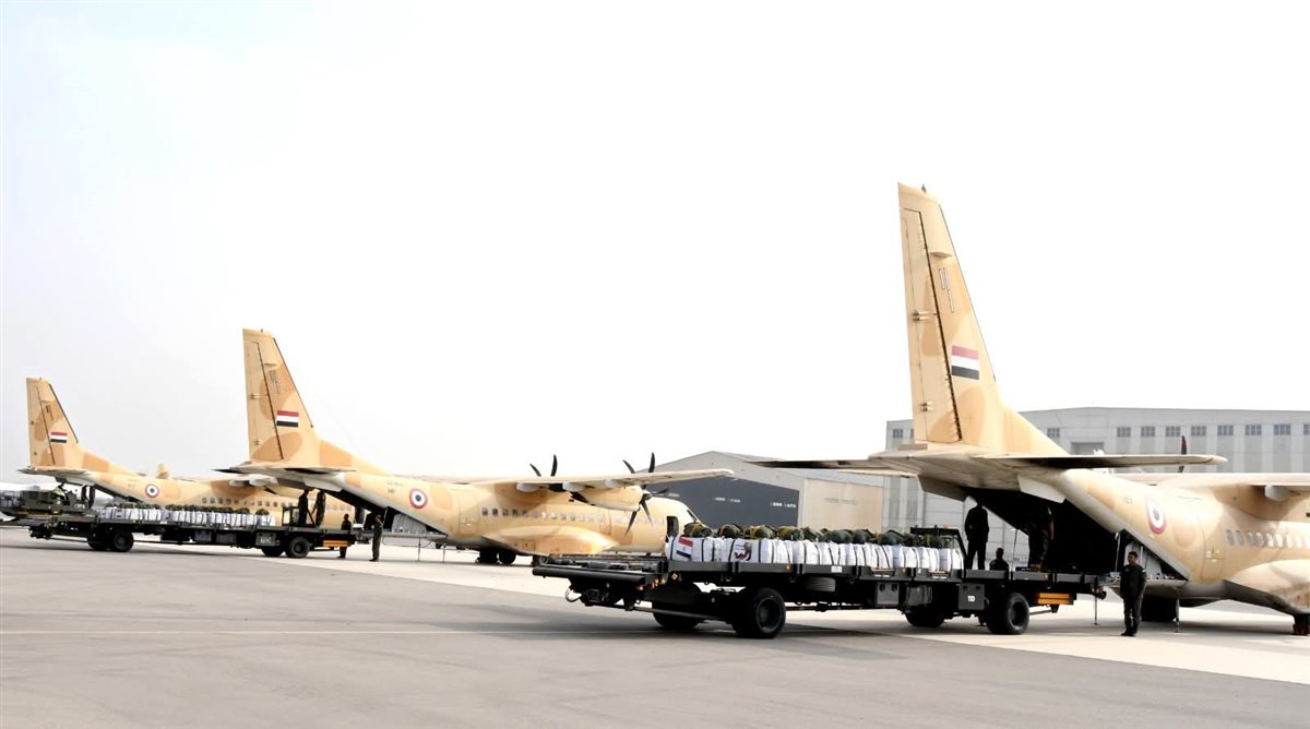 مصر تسقط أطنان من المساعدات جوًا على قطاع غزة
