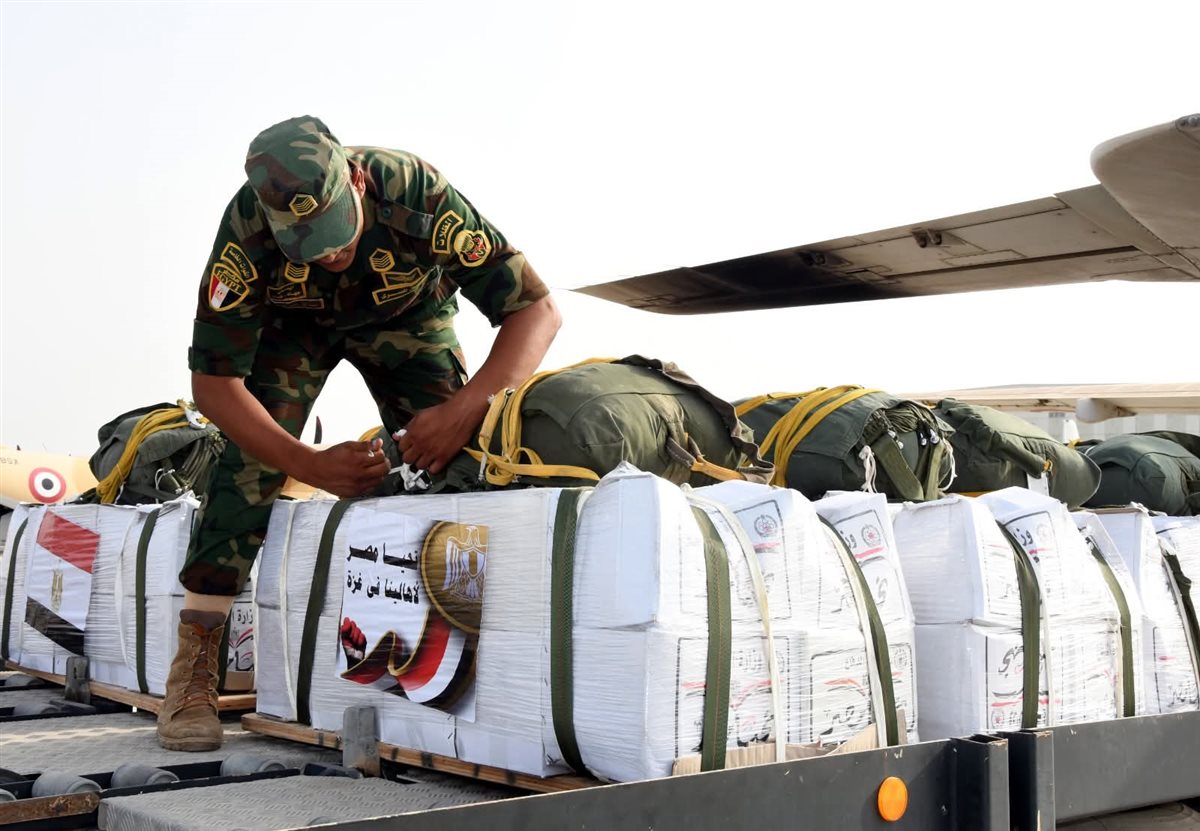 مصر تسقط أطنان من المساعدات جوًا على قطاع غزة