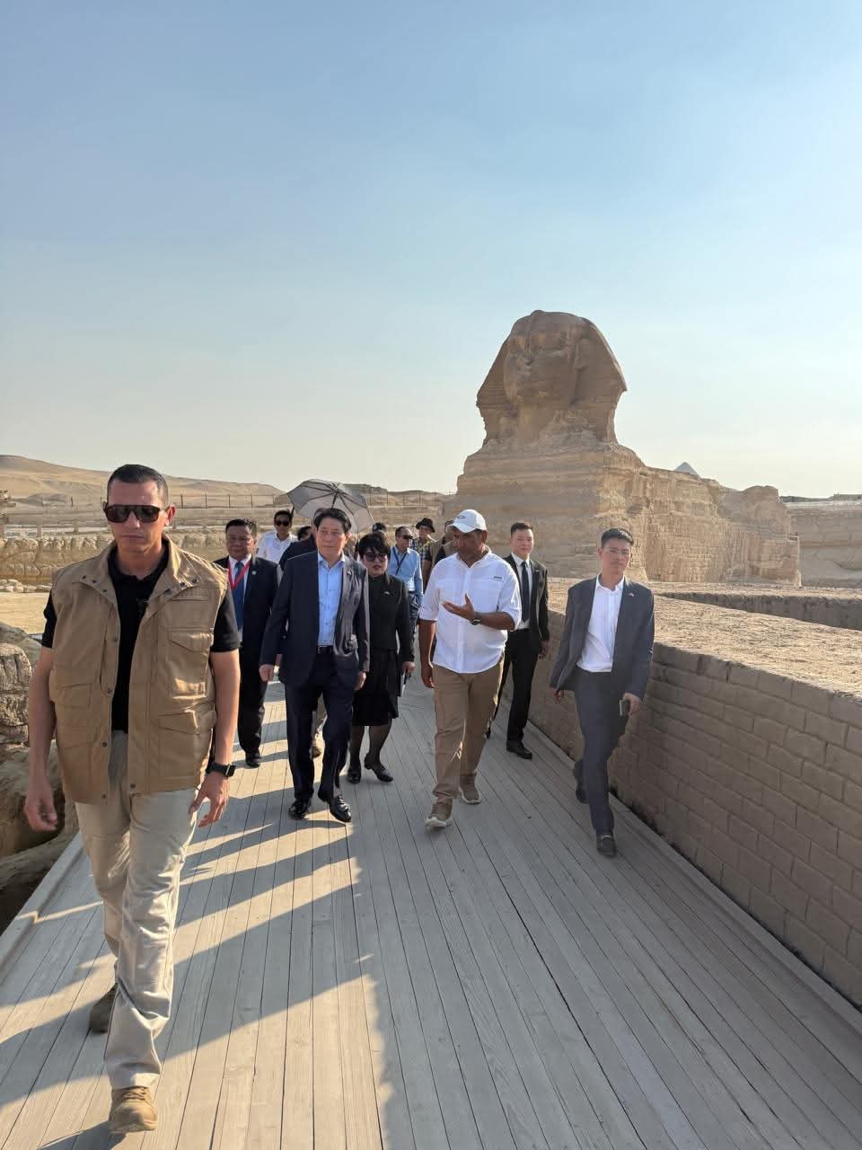 رئيس جمهورية فيتنام يزور المتحف المصري الكبير وأهرامات الجيزة