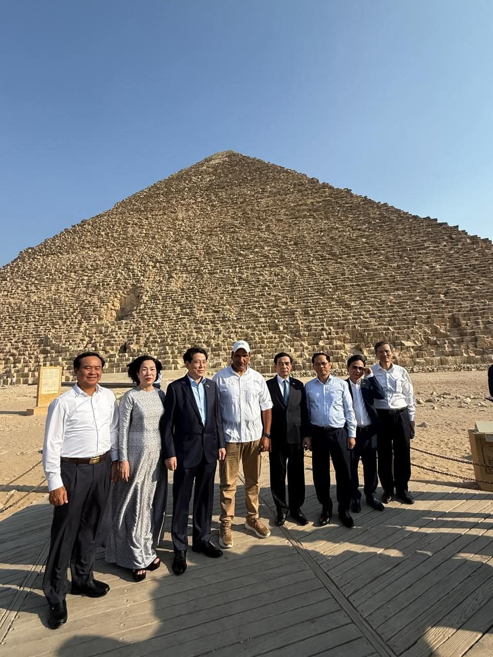 رئيس جمهورية فيتنام يزور المتحف المصري الكبير وأهرامات الجيزة