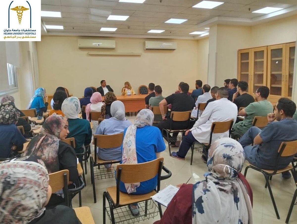 اجتماع موسّع بمستشفيات جامعة حلوان لدعم الأطباء المقيمين وتطوير بيئة العمل الطبية