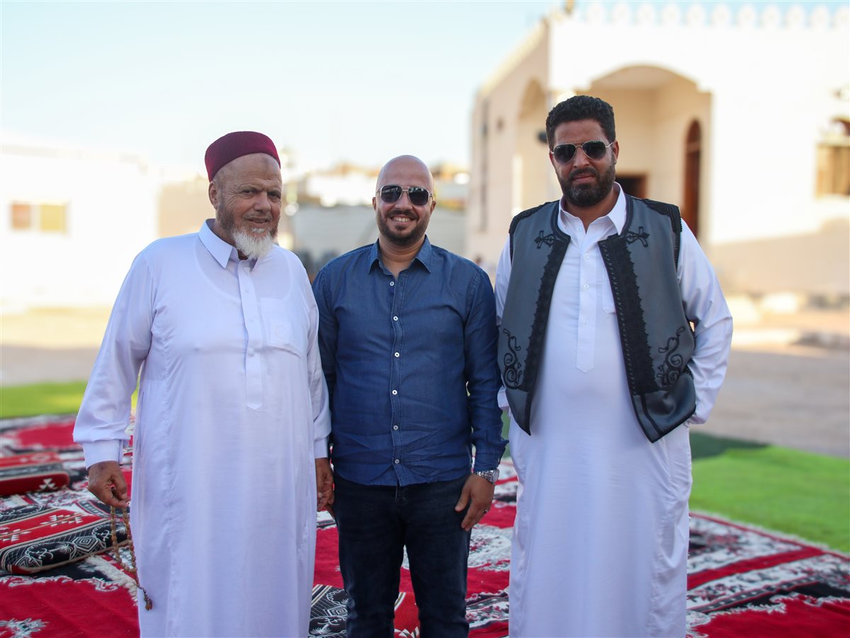 الصحفي احمد عمران يتوسط العمدة جمعة بدر نوح والد النائب أحمد جمعة بدر وأخية رجل الأعمال الأستاذ فتحي جمعة بدر