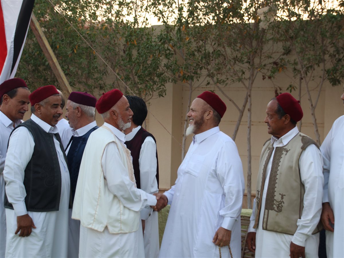 العمدة جمعة بدر نوح والد “النائب أحمد جمعة بدر نوح العبيدي، عضو مجلس الشيوخ عن محافظة مطروح، يستقبلون التهاني من أبناء عشيرتهم.”