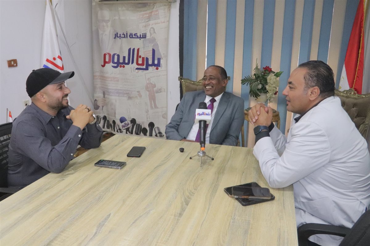 الصحفيان عادل عقل وأحمد عمران خلال حوارهما مع نائب الشيوخ عن محافظة أسوان، النائب ياسين عبدالصبور