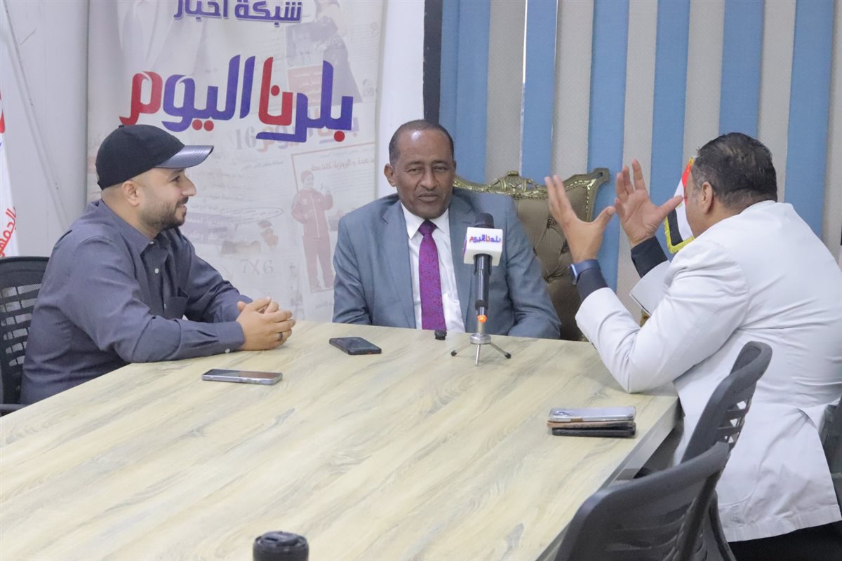 الصحفيان عادل عقل وأحمد عمران خلال حوارهما مع نائب الشيوخ عن محافظة أسوان، النائب ياسين عبدالصبور