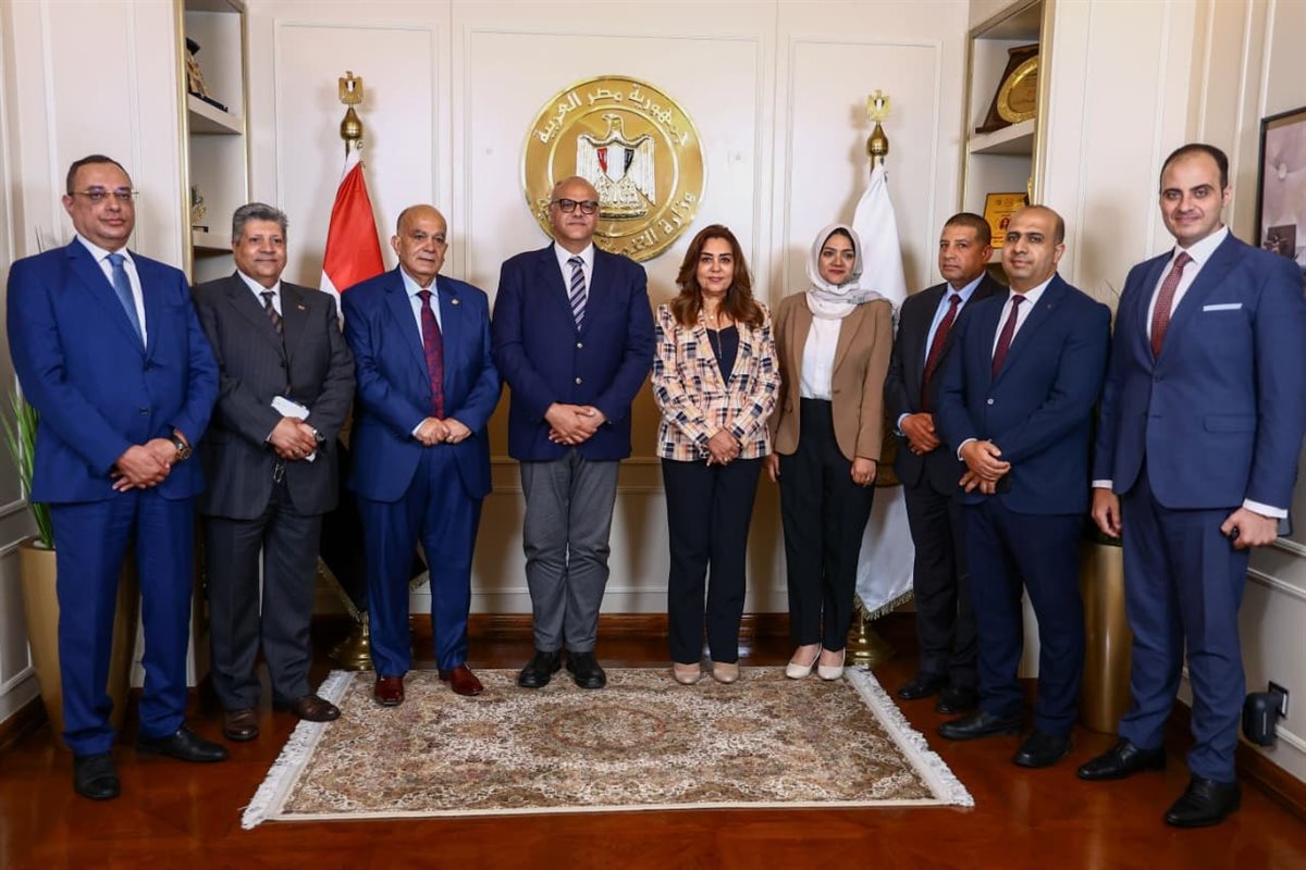 وزيرة التنمية المحلية ومحافظ القليوبية يشهدان توقيع عقد جديد مع 