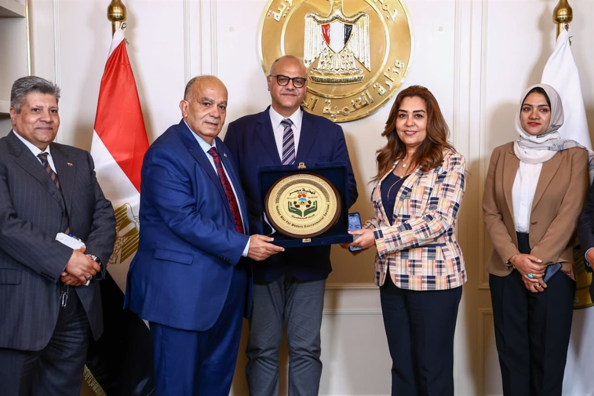 وزيرة التنمية المحلية ومحافظ القليوبية يشهدان توقيع عقد جديد مع 