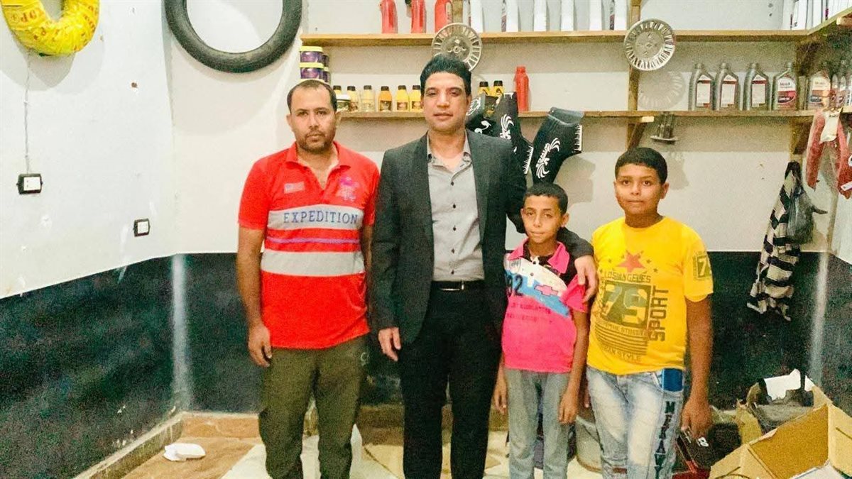 نائب المحافظ برفقة الطفل عبدالله ووالده