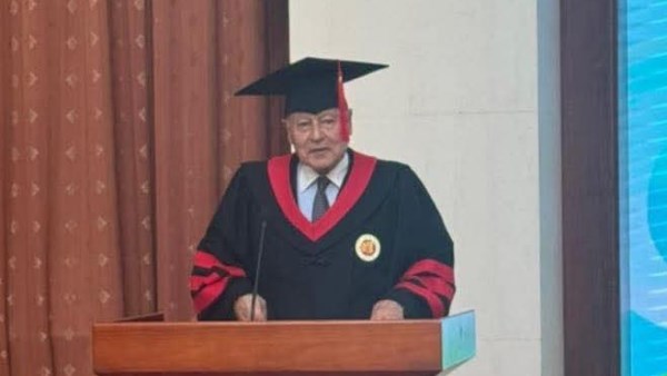 الدكتور أحمد أبو الغيط أثناء حصولة على الدكتوراة الفخرية