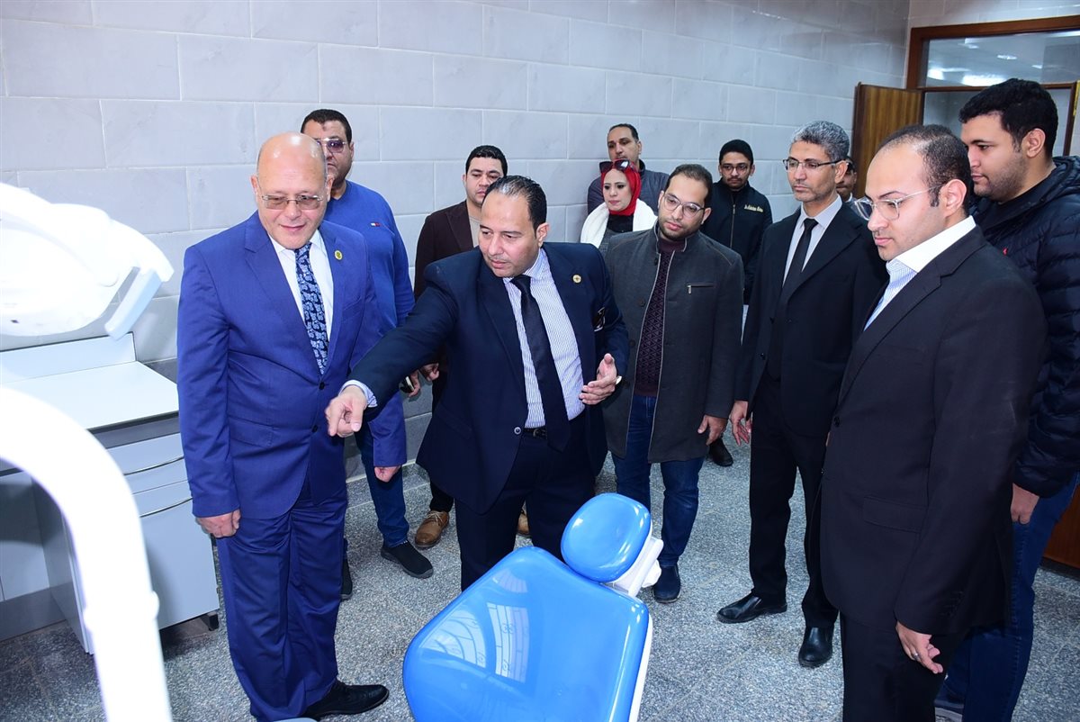 رئيس جامعة سوهاج يتفقد مستشفى طب وجراحة الفم والأسنان