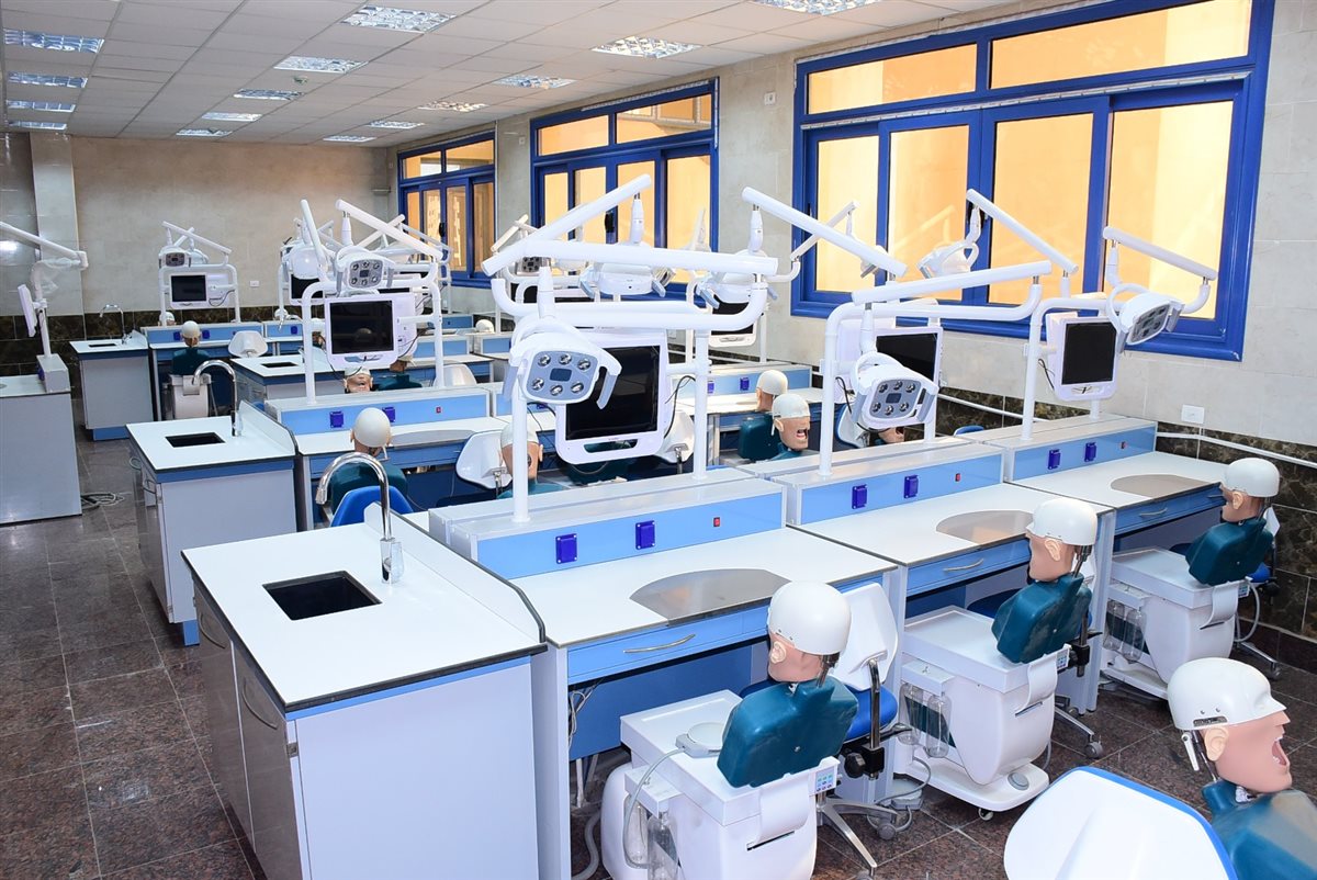 رئيس جامعة سوهاج يتفقد مستشفى طب وجراحة الفم والأسنان