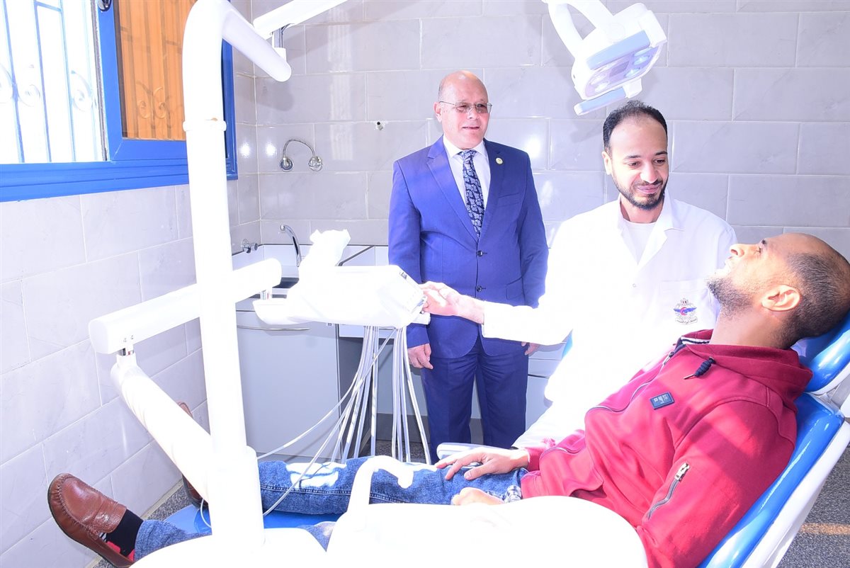 رئيس جامعة سوهاج يتفقد مستشفى طب وجراحة الفم والأسنان