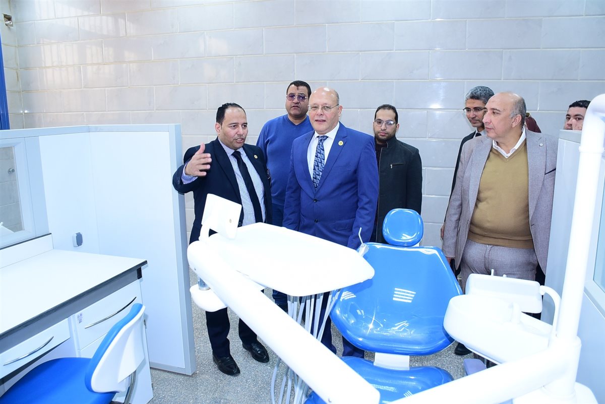 رئيس جامعة سوهاج يتفقد مستشفى طب وجراحة الفم والأسنان