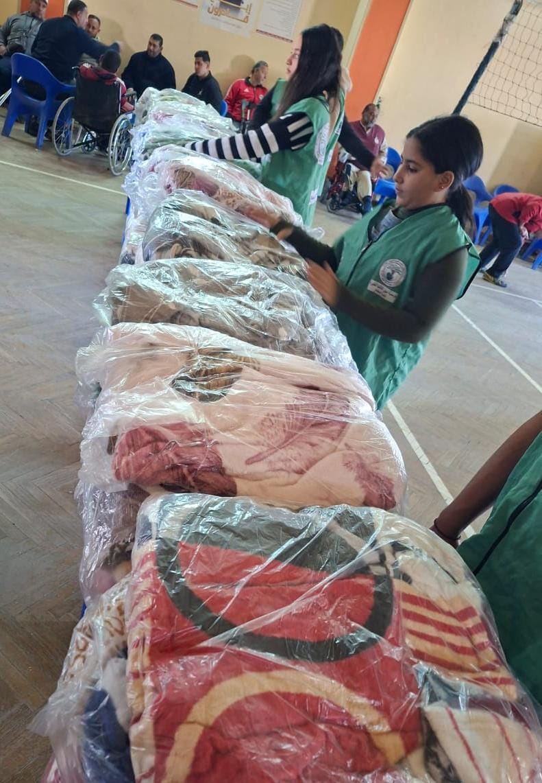 نبيل الكاتب عضو التحالف الوطني توزع بطاطين الشتاء على متحدي&nbsp;