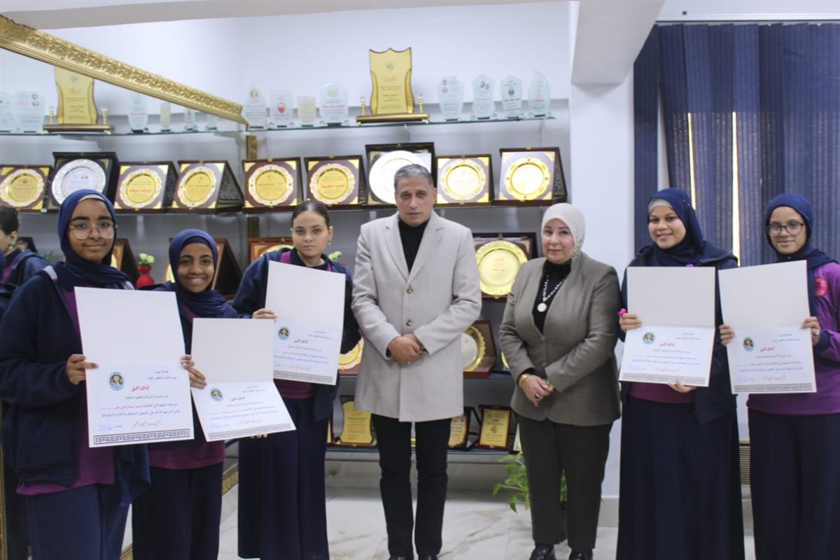 مدير تعليم الجيزة يكرم طلابًا لالتزامهم بالحضور الكامل طوال الترم الأول