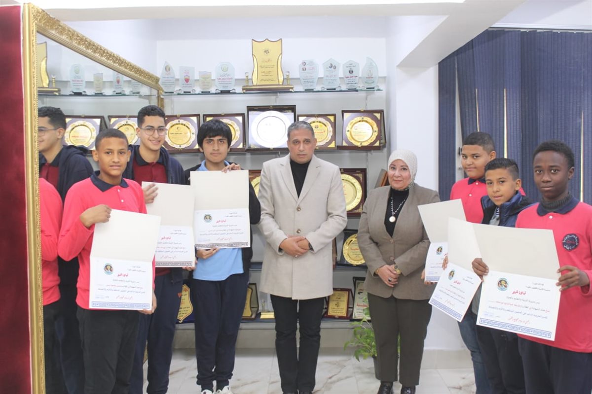 مدير تعليم الجيزة يكرم طلابًا لالتزامهم بالحضور الكامل طوال الترم الأول