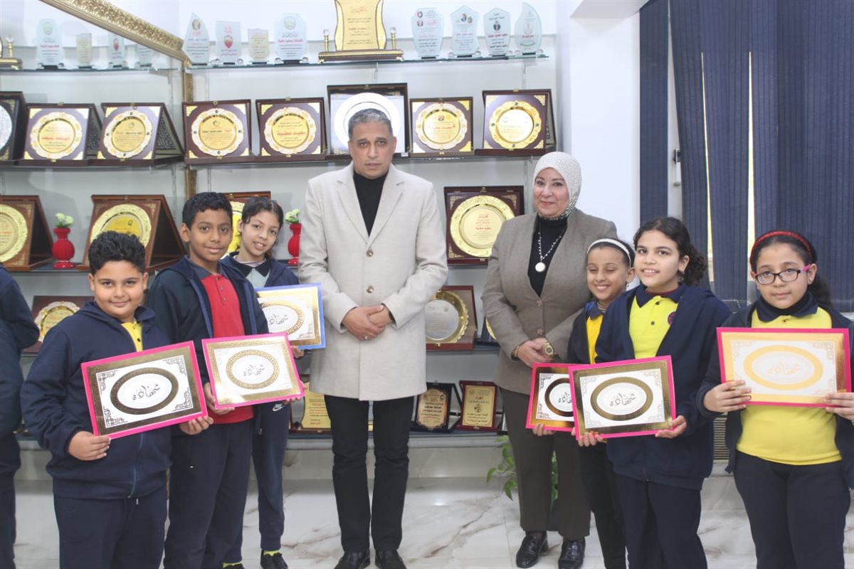 مدير تعليم الجيزة يكرم طلابًا لالتزامهم بالحضور الكامل طوال الترم الأول