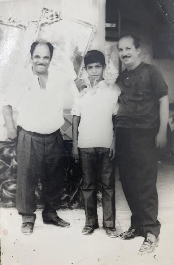 الكنج من اليسار وبجواره نجله والمرحوم فهمي خميس&nbsp;