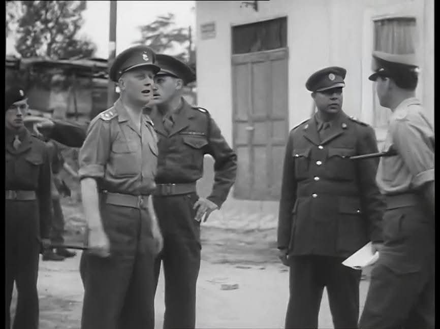 اليوزباشي احمد عطية معاون مباحث قسم تناقش مع ضباط انجليز من اجل عودة الأهالي الي منازلهم