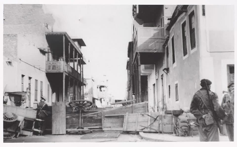 وضع الحواجز لمنع تحرك الأهالي ومحاولات القبض علي الفدائيين