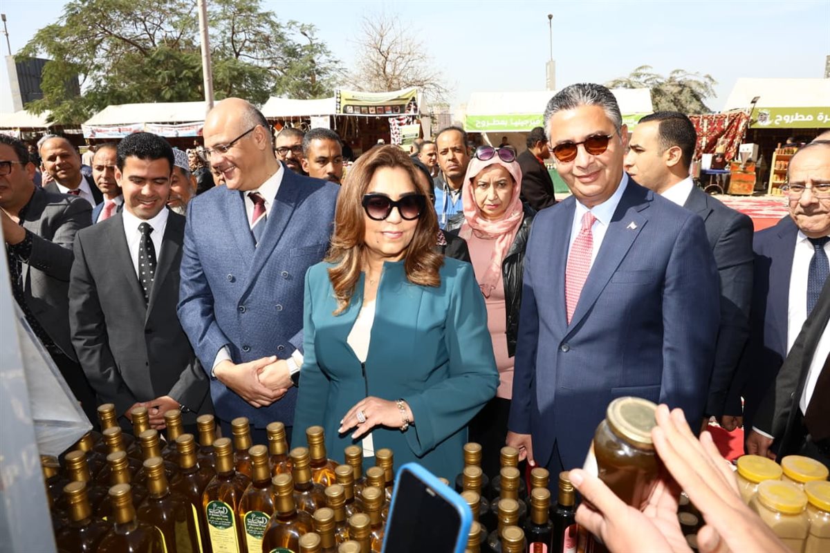 وزيرا التموين والتنمية المحلية يفتتحان معرض “أهلاً رمضان” الرئيسي في بنها