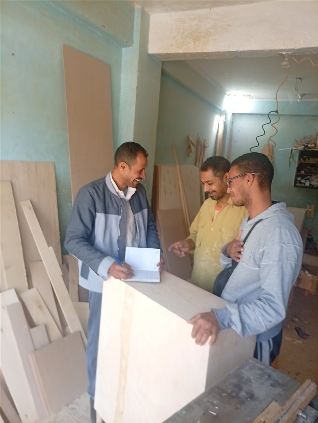 محمد يونس صاحب ورشةنجارة وأحمد سالم&nbsp;