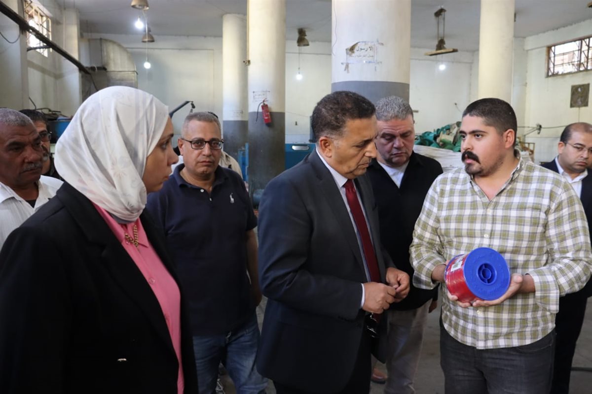 محافظ القليوبية يجري جولة ميدانية بقرية باسوس لبحث أوضاع المصانع غير المرخصة وآليات تقنينها