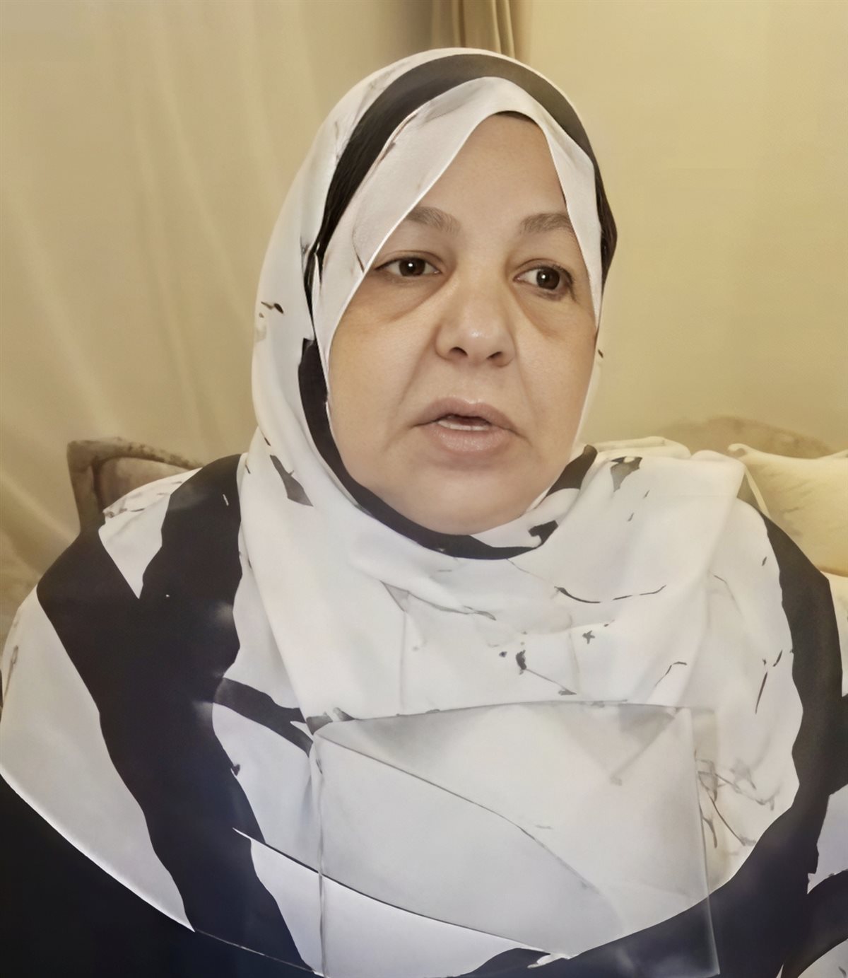 والدة ادهم أحد أفراد طاقم السفينة المخطوفة