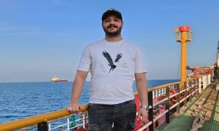 ادهم أحد أفراد طاقم السفينة المخطوفة من القراصنة بسواحل الصومال