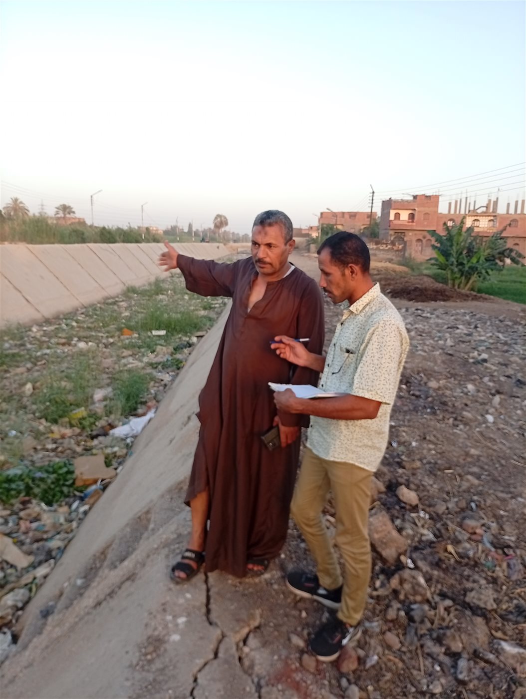أحمدسالم أثناء الجولة الميدانية بساقلته