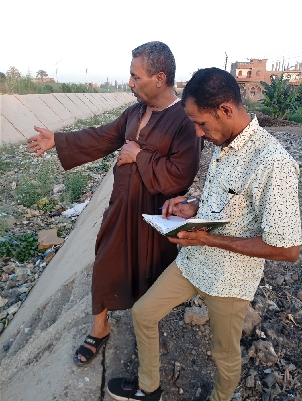 أحمدسالم أثناء الجولة الميدانية بساقلته