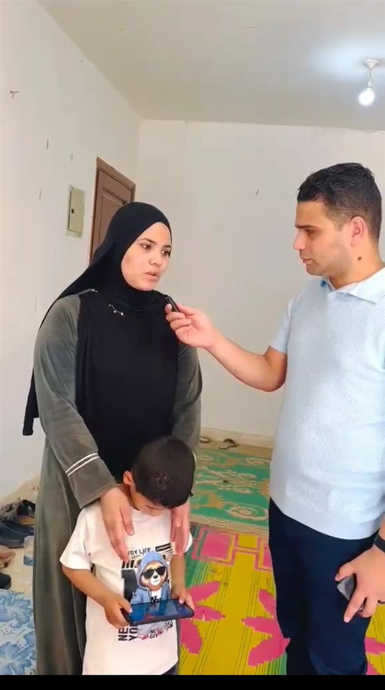 الضحية وأبنها مع محرر بلدنا اليوم
