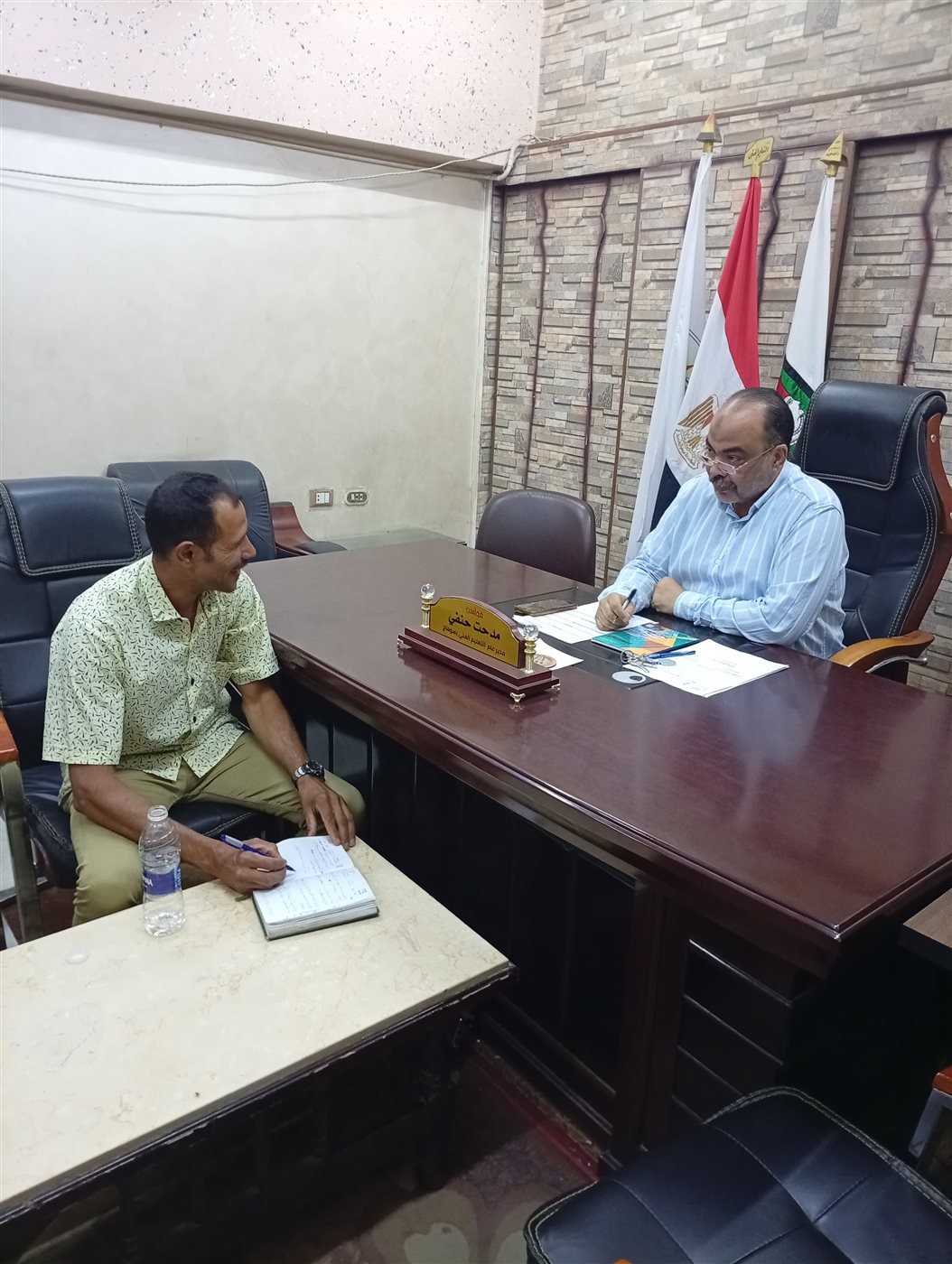 المهندسه مدحت حنفي مدير التعليم الفني وأحمد سالم أثناء التصريح بالمعلومات