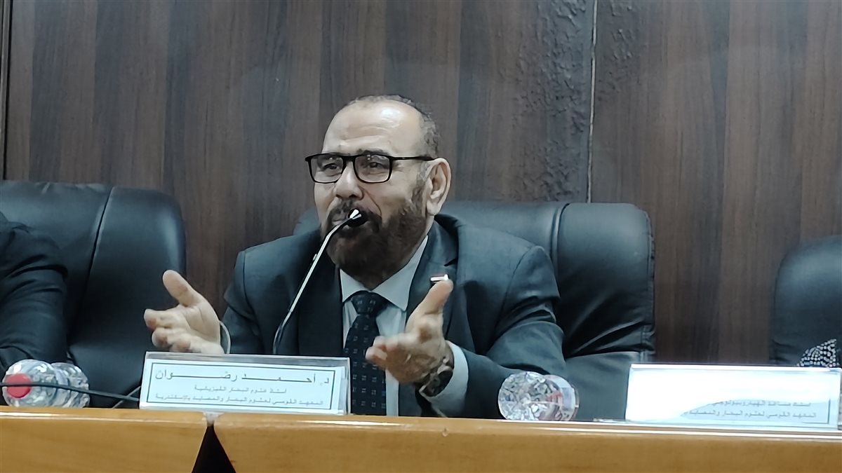الدكتور أحمد رضوان أستاذ علوم البحار الفيزيائية بالمعهد القومي لعلوم في الإسكندرية