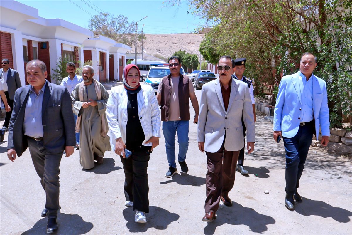 المحافظ أثناء الجولة&nbsp;