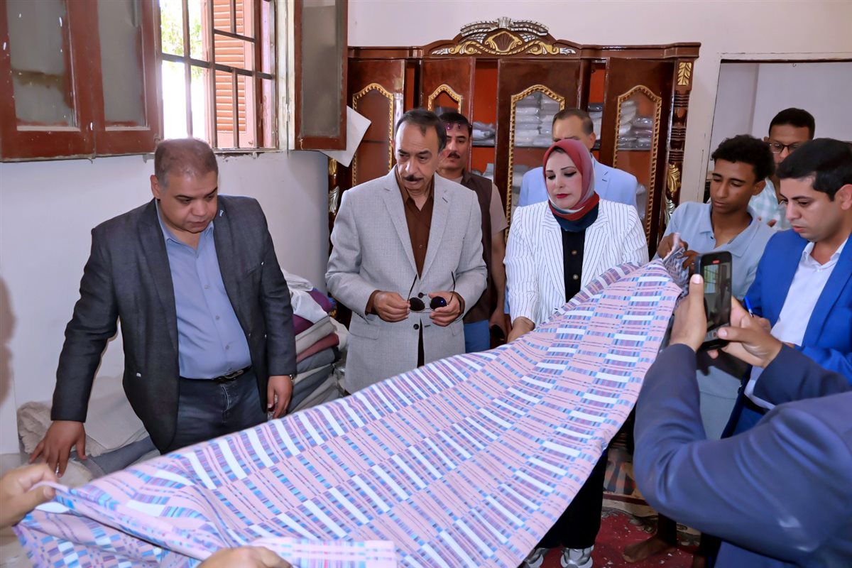 المحافظ أثناء زيارته لأماكن الإنتاج المحلي اليدوي&nbsp;